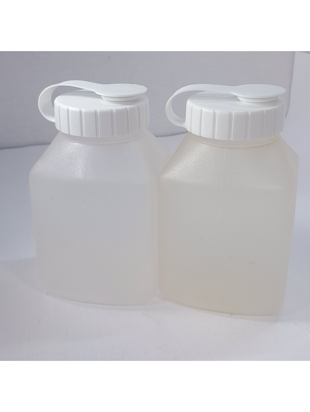 Rubbermaid Servin Saver set 2 Pint Drink Bottle Container 0229 white lid Vintage